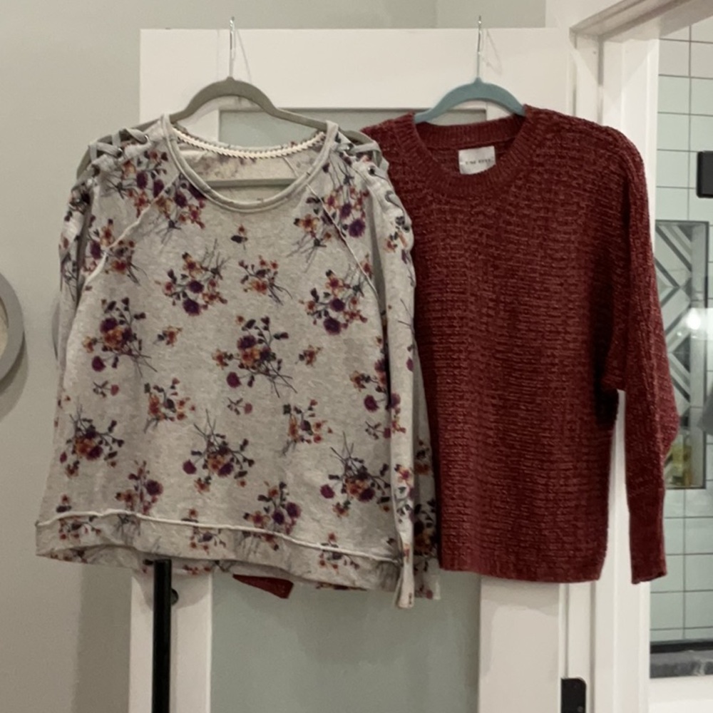 Oversized crew neck sweater and flower sweatshirt